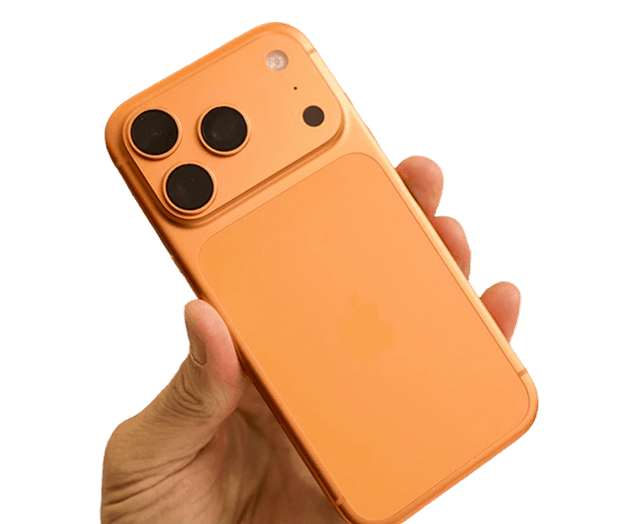 Kundin hält ihr Smartphone in der Hand